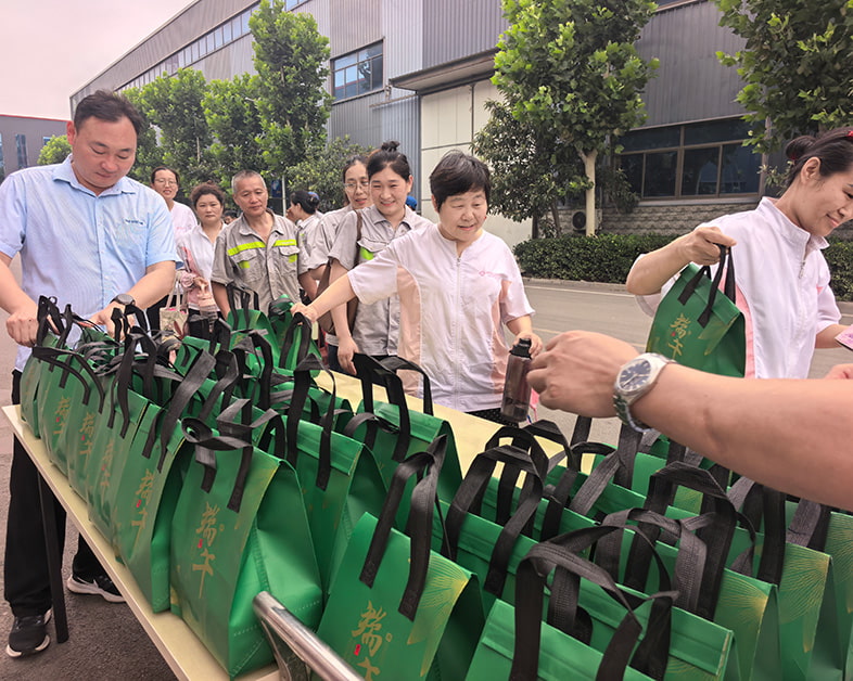 The aroma of zongzi conveys warmth, and care touches the heart.